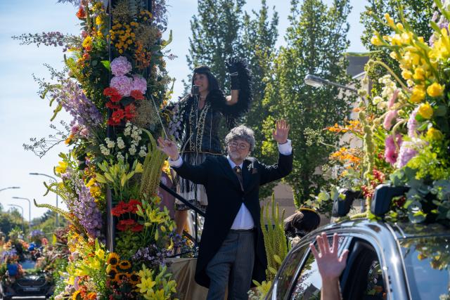 (260809) -- KATWIJK, Aug. 9, 2026 (Xinhua) -- Performers on a float greet the audience during a flower parade in Katwijk, the Netherlands, Aug. 8, 2026. (Photo by Monique Shaw/Xinhua)