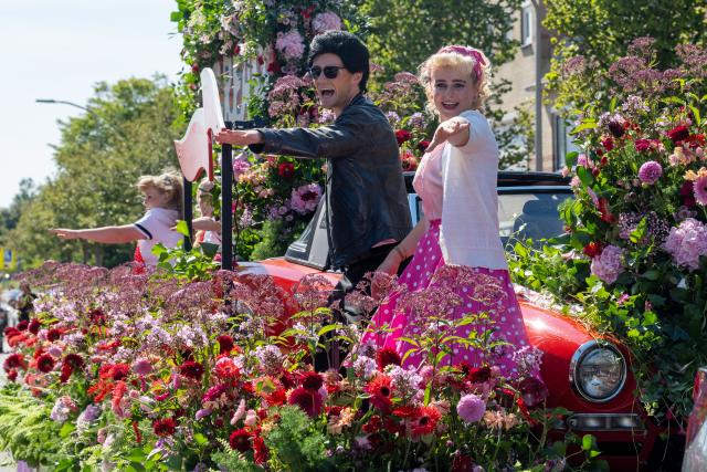(260809) -- KATWIJK, Aug. 9, 2026 (Xinhua) -- Performers on a float greet the audience during a flower parade in Katwijk, the Netherlands, Aug. 8, 2026. (Photo by Monique Shaw/Xinhua)