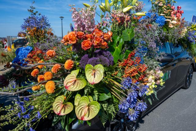 (260809) -- KATWIJK, Aug. 9, 2026 (Xinhua) -- A float marches during a flower parade in Katwijk, the Netherlands, Aug. 8, 2026. (Photo by Monique Shaw/Xinhua)