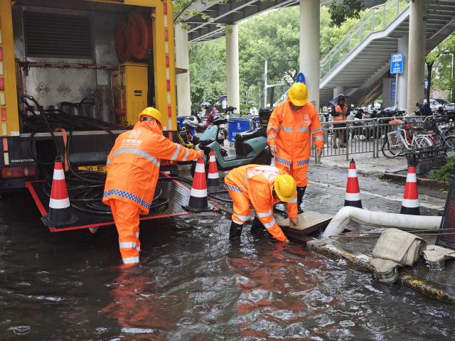 (260809) -- SHANGHAI, Aug. 9, 2026 (Xinhua) -- Workers drain water with a drainage pump truck on a road in Xuhui District of Shanghai, east China, Aug. 9, 2026. Shanghai experienced strong winds and rainfalls on Sunday as Typhoon Dolphin approached, with the typhoon's impact expected to last until Aug. 11.
  China's national observatory on Sunday activated a red alert -- the highest level in the country's typhoon warning system -- as Typhoon Dolphin approaches.
  Typhoon Dolphin is forecast to make landfall along the country's east coast from Zhoushan in Zhejiang Province to Fuding in Fujian Province, according to the National Meteorological Center (NMC). (Photo by Xu Liang/Xinhua)