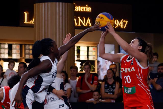 (260809) -- BUCHAREST, Aug. 9, 2026 (Xinhua) -- China's Ding Yike (R) vies with France's Marie Mane during the Pool D match between China and France at the FIBA 3X3 Women's Series CS Rapid Stop 2026 at Parklake mall in Bucharest, Romania, Aug. 8, 2026. (Photo by Cristian Cristel/Xinhua)