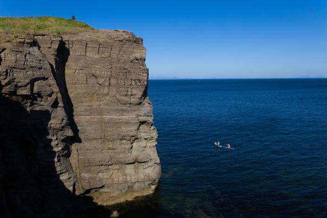 (260809) -- VLADIVOSTOK, Aug. 9, 2026 (Xinhua) -- This photo taken on Aug. 8, 2026 shows a view of Cape Tobizina in Vladivostok, Russia. Located at the southernmost tip of Russky Island in Vladivostok, Cape Tobizina is a popular tourist destination. (Photo by Andrey Matveenko/Xinhua)