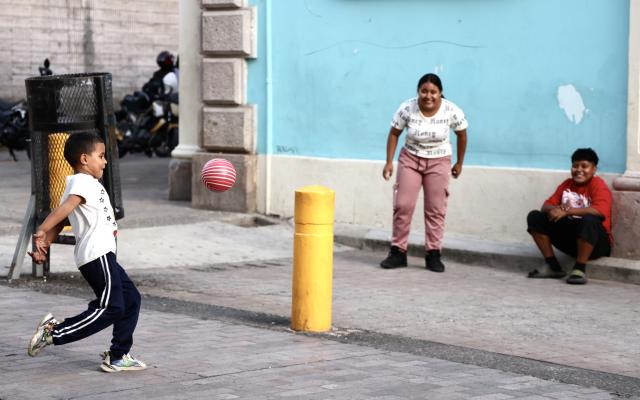 (260809) -- TEGUCIGALPA, Aug. 9, 2026 (Xinhua) -- Children play ball in the old town of Tegucigalpa, Honduras, on Aug. 6, 2026. Tegucigalpa, the capital of Honduras, is the country's political and economic center. Surrounded by mountains and hills, the city is known for its hilly terrain, colorful streets and vibrant urban life. (Xinhua/Liu Wenhui)