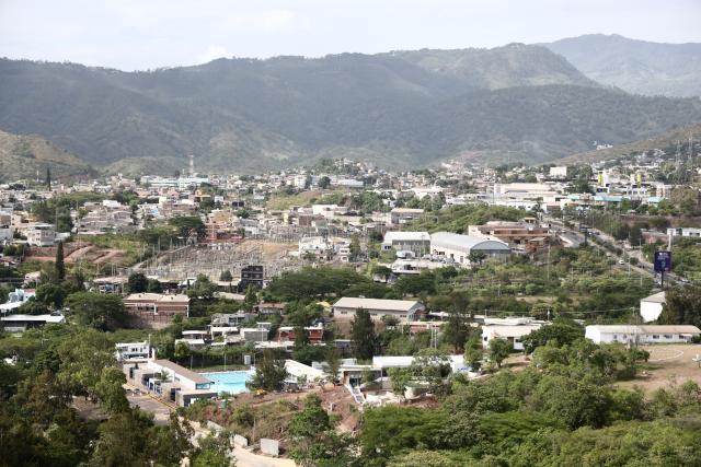 (260809) -- TEGUCIGALPA, Aug. 9, 2026 (Xinhua) -- This photo taken on Aug. 7, 2026 shows a city view of Tegucigalpa, Honduras. Tegucigalpa, the capital of Honduras, is the country's political and economic center. Surrounded by mountains and hills, the city is known for its hilly terrain, colorful streets and vibrant urban life. (Xinhua/Liu Wenhui)
