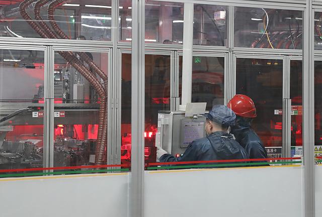 (260809) -- NINGXIANG, Aug. 9, 2026 (Xinhua) -- Workers are seen at a factory of the Changsha FinDreams Battery Co., Ltd. in Ningxiang City, central China's Hunan Province, July 5, 2026. Ningxiang City has focused on developing the advanced energy storage materials industry and has built a complete industrial chain covering energy storage materials, battery cell manufacturing and used battery recycling. From January to May this year, the city had 43 major enterprises in the energy storage materials sector, with the industry's output value exceeding 26 billion yuan (about 3.6 billion U.S. dollars). (Xinhua/Lu Peng)