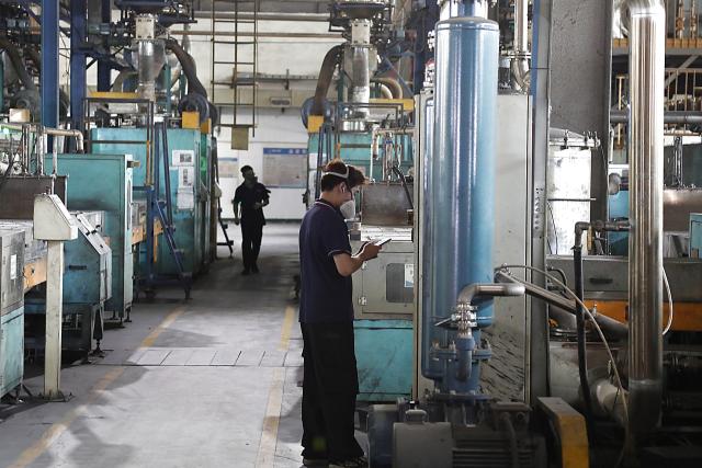 (260809) -- NINGXIANG, Aug. 9, 2026 (Xinhua) -- Workers are seen at a workshop of the Hunan Pengbo New Materials Co., Ltd. in Ningxiang City, central China's Hunan Province, July 5, 2026. Ningxiang City has focused on developing the advanced energy storage materials industry and has built a complete industrial chain covering energy storage materials, battery cell manufacturing and used battery recycling. From January to May this year, the city had 43 major enterprises in the energy storage materials sector, with the industry's output value exceeding 26 billion yuan (about 3.6 billion U.S. dollars). (Xinhua/Lu Peng)
