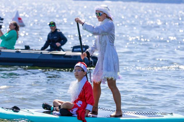 (260809) -- VLADIVOSTOK, Aug. 9, 2026 (Xinhua) -- People participate in a paddleboard carnival in Vladivostok, Russia, Aug. 9, 2026. The Vladivostok paddleboard carnival was held here on Sunday, with participants dressed as jellyfish, pirates, mermaids, and other characters. (Photo by Andrey Matveenko/Xinhua)