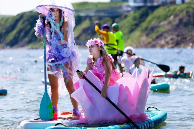 (260809) -- VLADIVOSTOK, Aug. 9, 2026 (Xinhua) -- People participate in a paddleboard carnival in Vladivostok, Russia, Aug. 9, 2026. The Vladivostok paddleboard carnival was held here on Sunday, with participants dressed as jellyfish, pirates, mermaids, and other characters. (Photo by Andrey Matveenko/Xinhua)