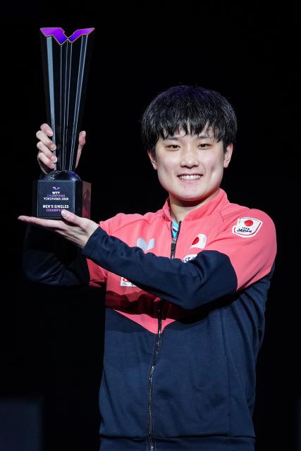 (260809) -- YOKOHAMA, Aug. 9, 2026 (Xinhua) -- Harimoto Tomokazu of Japan poses during the awarding ceremony for the men's singles at the WTT Champions Yokohama 2026 in Yokohama, Japan, Aug. 9, 2026. (Xinhua/Jia Haocheng)