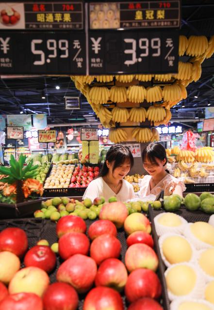 (260809) -- BEIJING, Aug. 9, 2026 (Xinhua) -- People shop for fruits at a supermarket in Congjiang County, southwest China's Guizhou Province, Aug. 9, 2026.
  China's consumer price index (CPI), a main gauge of inflation, rose 0.5 percent year on year in July, official data showed Sunday. (Photo by Luo Jinglai/Xinhua)