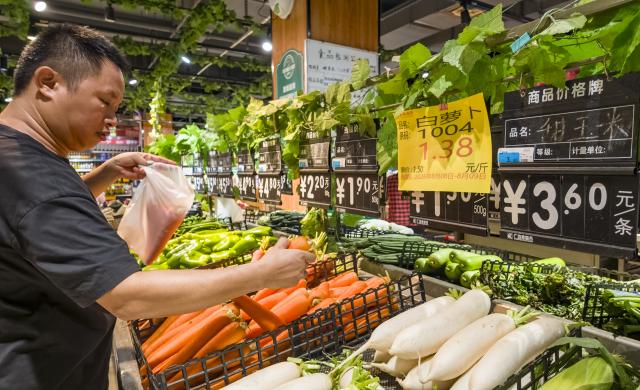 (260809) -- BEIJING, Aug. 9, 2026 (Xinhua) -- A man shops for vegetables at a supermarket in Qionghai, south China's Hainan Province, Aug. 9, 2026.
  China's consumer price index (CPI), a main gauge of inflation, rose 0.5 percent year on year in July, official data showed Sunday. (Photo by Meng Zhongde/Xinhua)