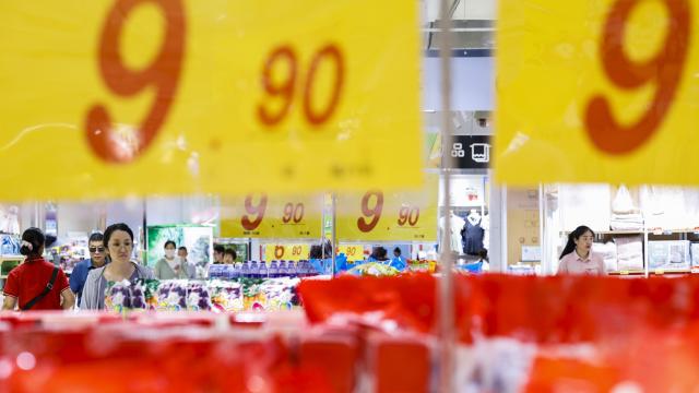 (260809) -- BEIJING, Aug. 9, 2026 (Xinhua) -- People shop at a supermarket in Sihong County of Suqian, east China's Jiangsu Province, Aug. 9, 2026.
  China's consumer price index (CPI), a main gauge of inflation, rose 0.5 percent year on year in July, official data showed Sunday. (Photo by Xu Changliang/Xinhua)