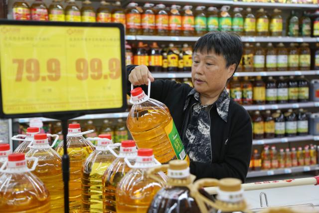 (260809) -- BEIJING, Aug. 9, 2026 (Xinhua) -- A woman shops for cooking oil at a supermarket in Mengzi, southwest China's Yunnan Province, Aug. 9, 2026.
  China's consumer price index (CPI), a main gauge of inflation, rose 0.5 percent year on year in July, official data showed Sunday. (Photo by Xue Yingying/Xinhua)