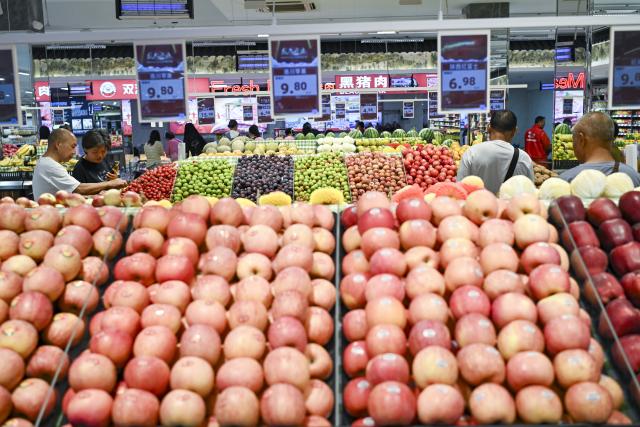 (260809) -- BEIJING, Aug. 9, 2026 (Xinhua) -- People shop for fruits at a supermarket in Kunshan, east China's Jiangsu Province, Aug. 9, 2026.
  China's consumer price index (CPI), a main gauge of inflation, rose 0.5 percent year on year in July, official data showed Sunday. (Photo by Wang Xuzhong/Xinhua)