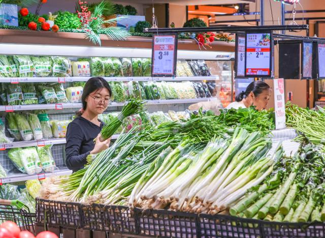 (260809) -- BEIJING, Aug. 9, 2026 (Xinhua) -- People shop for vegetables at a supermarket in Jiangdu District of Yangzhou City, east China's Jiangsu Province, Aug. 9, 2026.
  China's consumer price index (CPI), a main gauge of inflation, rose 0.5 percent year on year in July, official data showed Sunday. (Photo by Ren Fei/Xinhua)