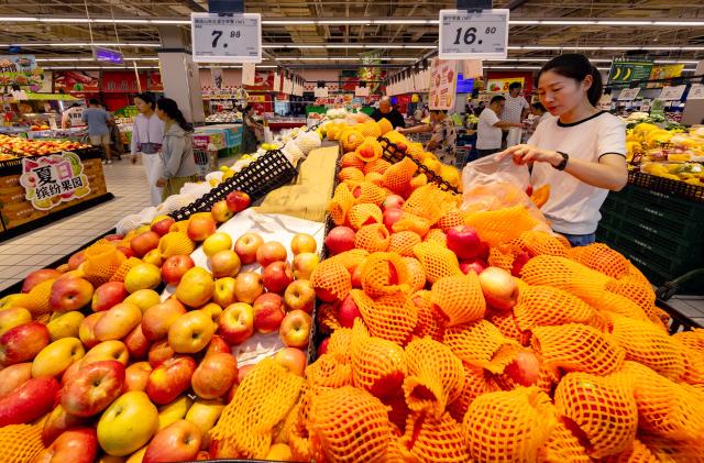 (260809) -- BEIJING, Aug. 9, 2026 (Xinhua) -- People shop for fruits at a supermarket in Hailing District of Taizhou City, east China's Jiangsu Province, Aug. 9, 2026.
  China's consumer price index (CPI), a main gauge of inflation, rose 0.5 percent year on year in July, official data showed Sunday. (Photo by Tang Dehong/Xinhua)