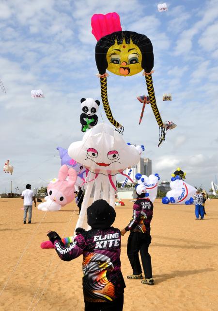 (260809) -- COLOMBO, Aug. 9, 2026 (Xinhua) -- Participants fly kites during the Colombo International Kite Festival in Colombo, Sri Lanka, on Aug. 8, 2026.
  The festival was held here on Aug. 8 to 9, bringing together kite flyers from about 30 countries and regions. (Photo by Ajith Perera/Xinhua)