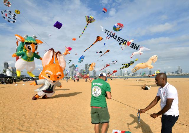 (260809) -- COLOMBO, Aug. 9, 2026 (Xinhua) -- Participants fly kites during the Colombo International Kite Festival in Colombo, Sri Lanka, on Aug. 8, 2026.
  The festival was held here on Aug. 8 to 9, bringing together kite flyers from about 30 countries and regions. (Photo by Ajith Perera/Xinhua)