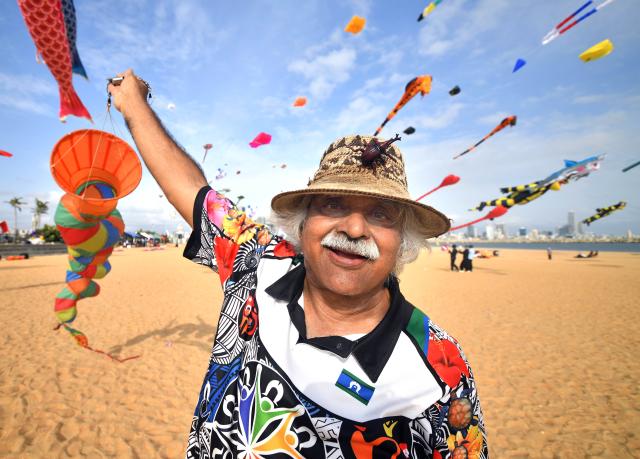 (260809) -- COLOMBO, Aug. 9, 2026 (Xinhua) -- A man flies his kite during the Colombo International Kite Festival in Colombo, Sri Lanka, on Aug. 8, 2026.
  The festival was held here on Aug. 8 to 9, bringing together kite flyers from about 30 countries and regions. (Photo by Ajith Perera/Xinhua)