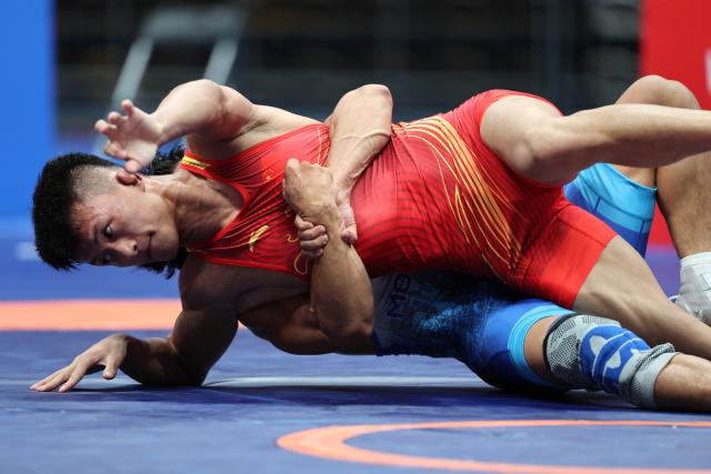 (260809) -- XI'AN, Aug. 9, 2026 (Xinhua) -- Munkh-erdene Batkhuyag of Mongolia and Bai Jiliang (front) of China compete during the men's freestyle 57kg final at 2026 China-Central Asia Elite Wrestling Tournament in Xi'an, northwest China's Shaanxi Province, Aug. 9, 2026. (Xinhua/Li Yibo)