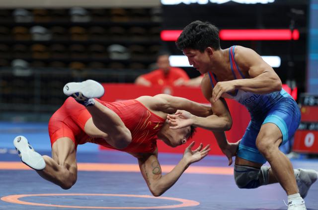 (260809) -- XI'AN, Aug. 9, 2026 (Xinhua) -- Munkh-erdene Batkhuyag of Mongolia and Bai Jiliang (L) of China compete during the men's freestyle 57kg final at 2026 China-Central Asia Elite Wrestling Tournament in Xi'an, northwest China's Shaanxi Province, Aug. 9, 2026. (Xinhua/Li Yibo)