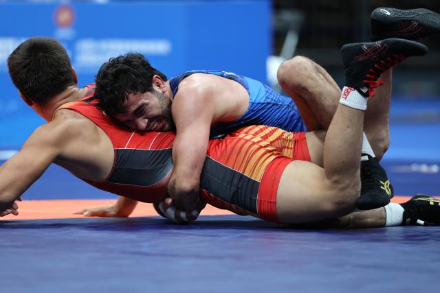 (260809) -- XI'AN, Aug. 9, 2026 (Xinhua) -- Begijon Kuldashev (top) of Uzbekistan and Ariunbold Ganbat of Mongolia compete during the men's freestyle 74kg final at 2026 China-Central Asia Elite Wrestling Tournament in Xi'an, northwest China's Shaanxi Province, Aug. 9, 2026. (Xinhua/Li Yibo)