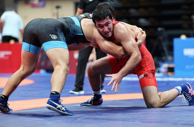 (260809) -- XI'AN, Aug. 9, 2026 (Xinhua) -- Sherzod Poyonov (R) of Uzbekistan and Habila Awusayiman of China compete during the men's freestyle 97kg final at 2026 China-Central Asia Elite Wrestling Tournament in Xi'an, northwest China's Shaanxi Province, Aug. 9, 2026. (Xinhua/Li Yibo)