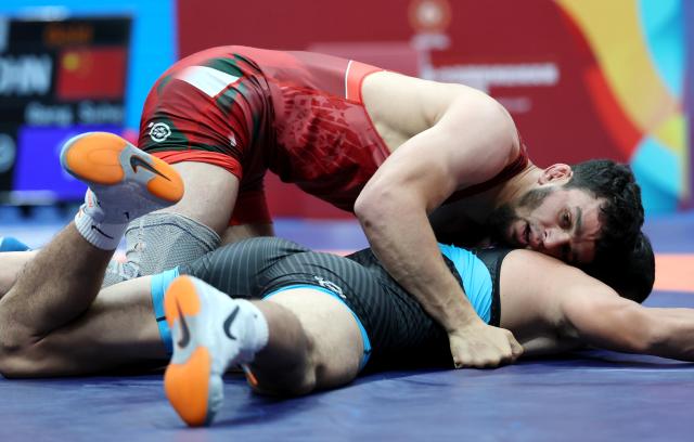 (260809) -- XI'AN, Aug. 9, 2026 (Xinhua) -- Magomet Evloev (top) of Tajikistan and Gang Suhe of China compete during the men's freestyle 86kg final at 2026 China-Central Asia Elite Wrestling Tournament in Xi'an, northwest China's Shaanxi Province, Aug. 9, 2026. (Xinhua/Li Yibo)