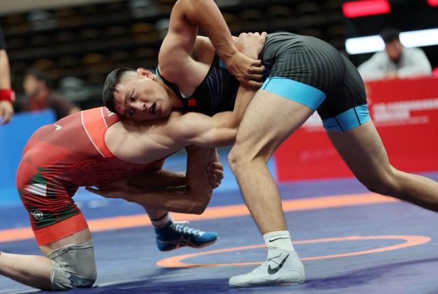 (260809) -- XI'AN, Aug. 9, 2026 (Xinhua) -- Magomet Evloev (L) of Tajikistan and Gang Suhe of China compete during the men's freestyle 86kg final at 2026 China-Central Asia Elite Wrestling Tournament in Xi'an, northwest China's Shaanxi Province, Aug. 9, 2026. (Xinhua/Li Yibo)