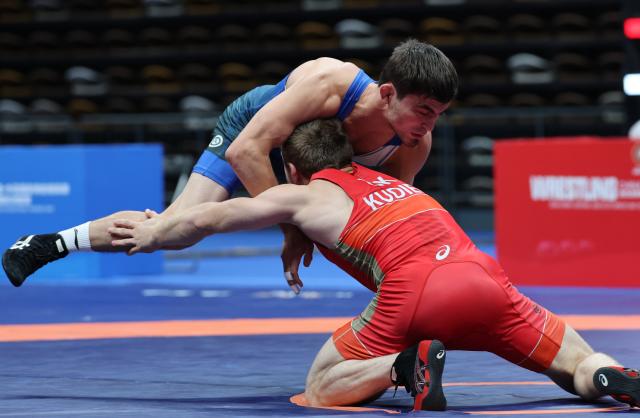 (260809) -- XI'AN, Aug. 9, 2026 (Xinhua) -- Abdulmazhid Kudiev (bottom) of Tajikistan and Sanjarbek Rustambekov of Uzbekistan during the men's freestyle 65kg final at 2026 China-Central Asia Elite Wrestling Tournament in Xi'an, northwest China's Shaanxi Province, Aug. 9, 2026. (Xinhua/Li Yibo)