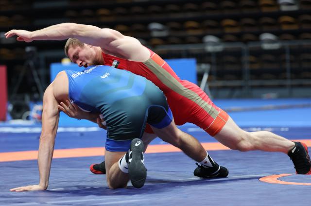 (260809) -- XI'AN, Aug. 9, 2026 (Xinhua) -- Abdulmazhid Kudiev (top) of Tajikistan and Sanjarbek Rustambekov of Uzbekistan during the men's freestyle 65kg final at 2026 China-Central Asia Elite Wrestling Tournament in Xi'an, northwest China's Shaanxi Province, Aug. 9, 2026. (Xinhua/Li Yibo)