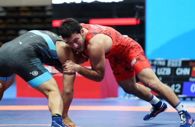 (260809) -- XI'AN, Aug. 9, 2026 (Xinhua) -- Sherzod Poyonov (R) of Uzbekistan and Habila Awusayiman of China compete during the men's freestyle 97kg final at 2026 China-Central Asia Elite Wrestling Tournament in Xi'an, northwest China's Shaanxi Province, Aug. 9, 2026. (Xinhua/Li Yibo)