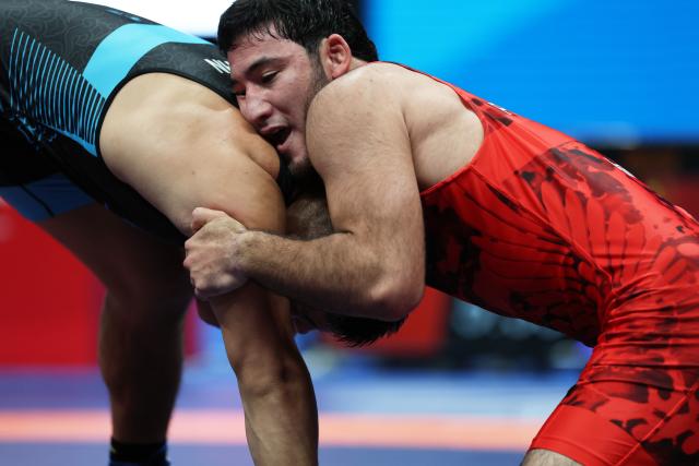 (260809) -- XI'AN, Aug. 9, 2026 (Xinhua) -- Sherzod Poyonov (R) of Uzbekistan and Habila Awusayiman of China compete during the men's freestyle 97kg final at 2026 China-Central Asia Elite Wrestling Tournament in Xi'an, northwest China's Shaanxi Province, Aug. 9, 2026. (Xinhua/Li Yibo)