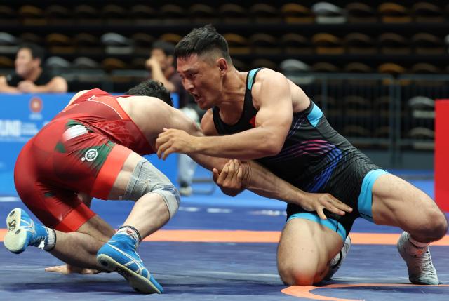 (260809) -- XI'AN, Aug. 9, 2026 (Xinhua) -- Magomet Evloev (L) of Tajikistan and Gang Suhe of China compete during the men's freestyle 86kg final at 2026 China-Central Asia Elite Wrestling Tournament in Xi'an, northwest China's Shaanxi Province, Aug. 9, 2026. (Xinhua/Li Yibo)