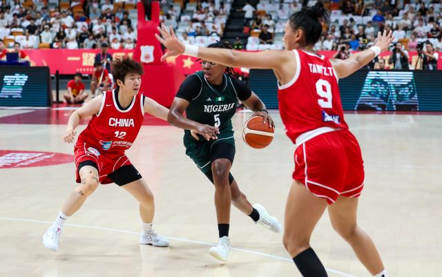 (260809) -- HAIKOU, Aug. 9, 2026 (Xinhua) -- Jordan Obi (C) of Nigeria breaks through during a friendly basketball match between China and Nigeria in Haikou, south China's Hainan Province, Aug. 9, 2026. (Xinhua/Yang Guanyu)