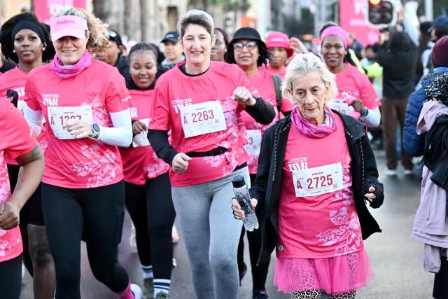 (260809) -- CAPE TOWN, Aug. 9, 2026 (Xinhua) -- Participants run during a women's race in Cape Town, South Africa, Aug. 9, 2026.
  The event was held here on Sunday to celebrate the country's Women's Day. (Photo by Xabiso Mkhabela/Xinhua)