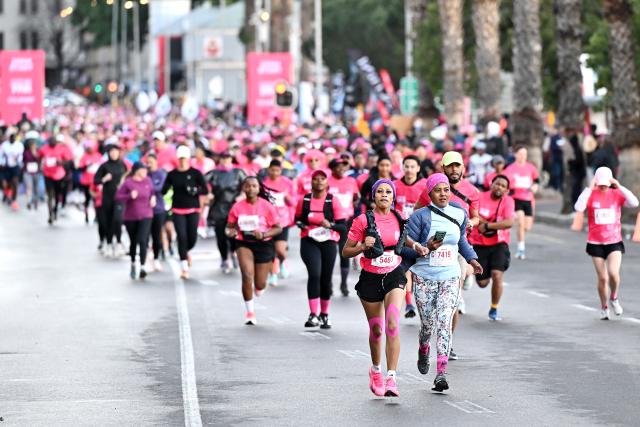(260809) -- CAPE TOWN, Aug. 9, 2026 (Xinhua) -- Participants run during a women's race in Cape Town, South Africa, Aug. 9, 2026.
  The event was held here on Sunday to celebrate the country's Women's Day. (Photo by Xabiso Mkhabela/Xinhua)