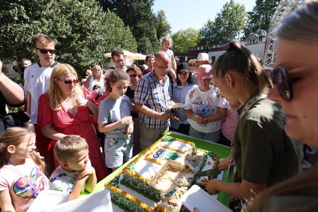 (260809) -- BUDAPEST, Aug. 9, 2026 (Xinhua) -- People queue to taste a slice of cake to celebrate the 160th anniversary of Budapest Zoo in Budapest, Hungary, on Aug. 9, 2026. (Photo by Attila Volgyi/Xinhua)