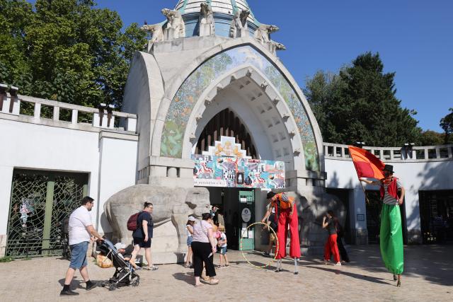 (260809) -- BUDAPEST, Aug. 9, 2026 (Xinhua) -- People come to visit the Budapest Zoo as it celebrates its 160th anniversary in Budapest, Hungary, on Aug. 9, 2026. (Photo by Attila Volgyi/Xinhua)
