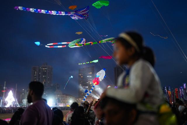 (260809) -- COLOMBO, Aug. 9, 2026 (Xinhua) -- Participants fly kites during the Colombo International Kite Festival in Colombo, Sri Lanka, Aug. 9, 2026. The festival was held here from Aug. 8 to 9, bringing together kite flyers from about 30 countries and regions. (Photo by Thilina Kaluthotage/Xinhua)