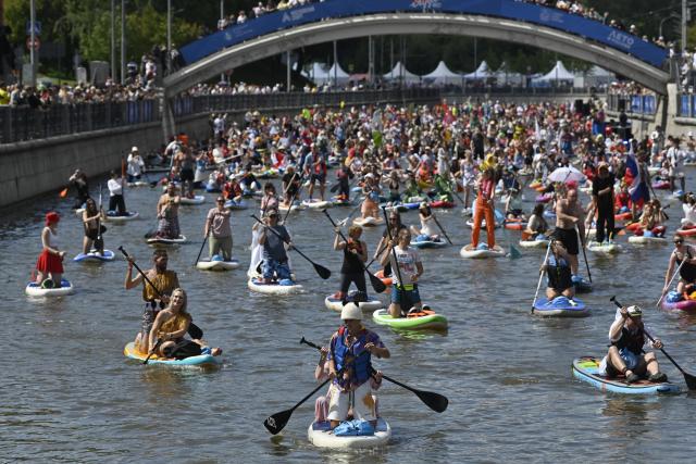 (260809) -- MOSCOW, Aug. 9, 2026 (Xinhua) -- People take part in the annual Yauzafest paddleboarding festival in Moscow, Russia, on Aug. 9, 2026. (Photo by Alexander Zemlianichenko Jr/Xinhua)