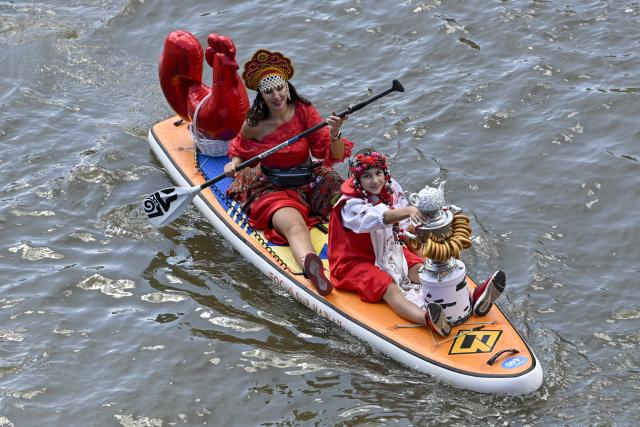 (260809) -- MOSCOW, Aug. 9, 2026 (Xinhua) -- People take part in the annual Yauzafest paddleboarding festival in Moscow, Russia, on Aug. 9, 2026. (Photo by Alexander Zemlianichenko Jr/Xinhua)