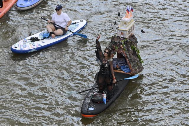 (260809) -- MOSCOW, Aug. 9, 2026 (Xinhua) -- People take part in the annual Yauzafest paddleboarding festival in Moscow, Russia, on Aug. 9, 2026. (Photo by Alexander Zemlianichenko Jr/Xinhua)