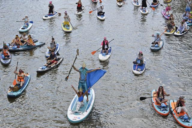 (260809) -- MOSCOW, Aug. 9, 2026 (Xinhua) -- People take part in the annual Yauzafest paddleboarding festival in Moscow, Russia, on Aug. 9, 2026. (Photo by Alexander Zemlianichenko Jr/Xinhua)