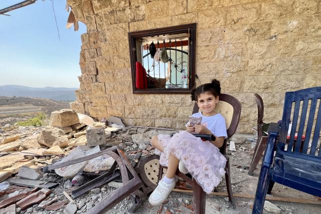 (260809) -- ZAWTAR AL-GHARBIYAH, Aug. 9, 2026 (Xinhua) -- A girl sits amid the rubble of a destroyed house in Zawtar al-Gharbiyah in southern Lebanon, Aug. 9, 2026. (Photo by Ali Hashisho/Xinhua)