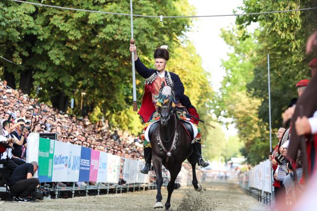 (260809) -- SINJ, Aug. 9, 2026 (Xinhua) -- This photo taken on Aug. 9, 2026, shows a scene during the Sinjska Alka, a UNESCO-listed traditional knightly equestrian tournament in the town of Sinj, Croatia. (Zvonimir Barisin/Pixsell Via Xinhua)