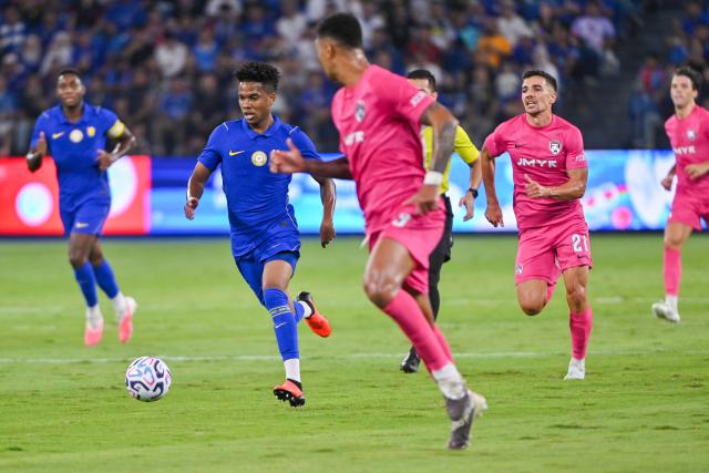(260810) -- JOHOR BAHRU, Aug. 10, 2026 (Xinhua) -- Estêvão of Chelsea dribbles the ball during a pre-season friendly football match between Johor Darul Ta'zim from Malaysia Super League and Chelsea FC from Premier League at Sultan Ibrahim Stadium in Johor Bahru, Malaysia, Aug. 9, 2026. (Photo by Chong Voon Chung/Xinhua)