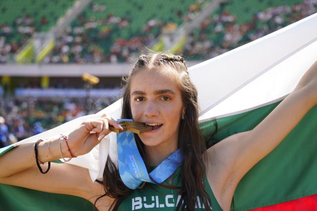 (260810) -- EUGENE, Aug. 10, 2026 (Xinhua) -- Viktoria Angelova of Bulgaria celebrates after winning the title of the women's triple jump final at the 2026 World U20 Athletics Championships in Eugene, Oregon, the United States, Aug. 9, 2026. (Xinhua/Wu Xiaoling)