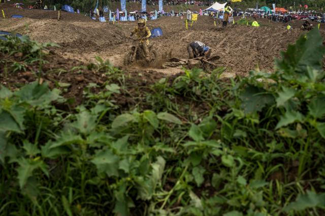 (260810) -- BEIJING, Aug. 10, 2026 (Xinhua) -- Rider Zou Shaohui (L) competes during a motocross race held in Kunming, southwest China's Yunnan Province, Aug. 9, 2026. (Xinhua/Wang Guansen)