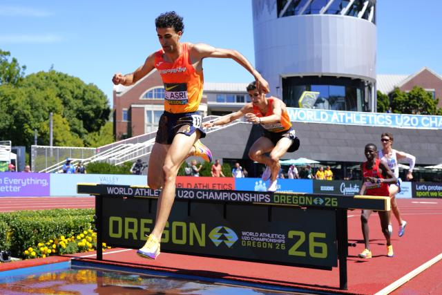 (260810) -- EUGENE, Aug. 10, 2026 (Xinhua) -- Bakr el Asri (Front) of Spain competes during the men's 3000m steeplechase final at the 2026 World U20 Athletics Championships in Eugene, Oregon, the United States, Aug. 9, 2026. (Xinhua/Wu Xiaoling)